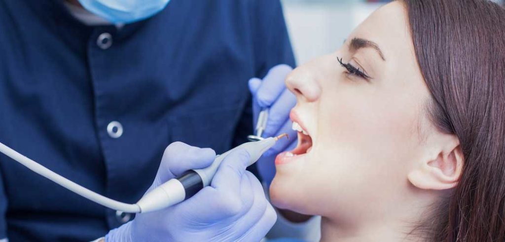 La limpieza dental y raspado