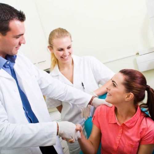 clinica-dental-embajadores-pacientesaludando
